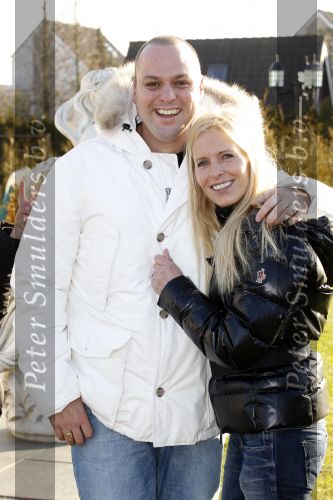 Fijnaart 5 januari 2010
Frans Mariska Christiaan Frans Jr Lucas en Jan Bauer bij hun huis. Frans heeft zijn haar laten inplanteren en is nu nog zo goed als kaal.
Peter Smulders bv