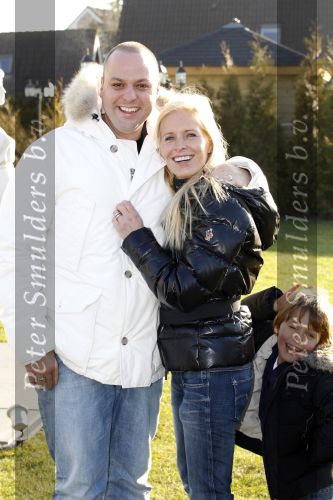 Fijnaart 5 januari 2010
Frans Mariska Christiaan Frans Jr Lucas en Jan Bauer bij hun huis. Frans heeft zijn haar laten inplanteren en is nu nog zo goed als kaal.
Peter Smulders bv