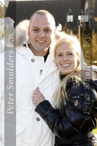 Fijnaart 5 januari 2010
Frans Mariska Christiaan Frans Jr Lucas en Jan Bauer bij hun huis. Frans heeft zijn haar laten inplanteren en is nu nog zo goed als kaal.
Peter Smulders bv