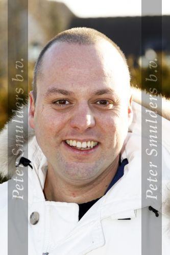 Fijnaart 5 januari 2010
Frans Mariska Christiaan Frans Jr Lucas en Jan Bauer bij hun huis. Frans heeft zijn haar laten inplanteren en is nu nog zo goed als kaal.
Peter Smulders bv