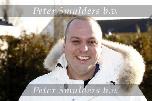 Fijnaart 5 januari 2010
Frans Mariska Christiaan Frans Jr Lucas en Jan Bauer bij hun huis. Frans heeft zijn haar laten inplanteren en is nu nog zo goed als kaal.
Peter Smulders bv