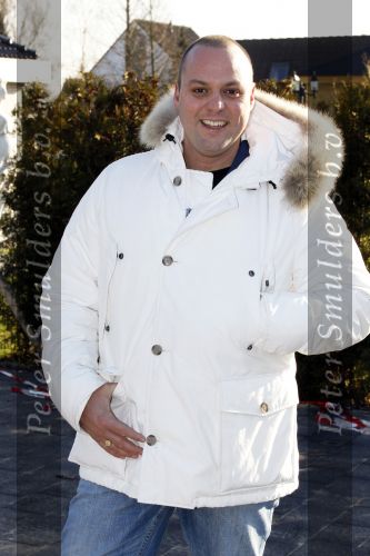 Fijnaart 5 januari 2010
Frans Mariska Christiaan Frans Jr Lucas en Jan Bauer bij hun huis. Frans heeft zijn haar laten inplanteren en is nu nog zo goed als kaal.
Peter Smulders bv
