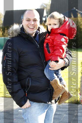 Fijnaart 5 januari 2010
Frans Mariska Christiaan Frans Jr Lucas en Jan Bauer bij hun huis. Frans heeft zijn haar laten inplanteren en is nu nog zo goed als kaal.
Peter Smulders bv