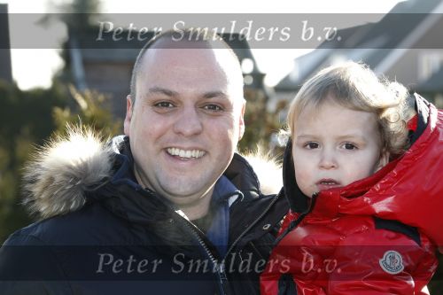 Fijnaart 5 januari 2010
Frans Mariska Christiaan Frans Jr Lucas en Jan Bauer bij hun huis. Frans heeft zijn haar laten inplanteren en is nu nog zo goed als kaal.
Peter Smulders bv