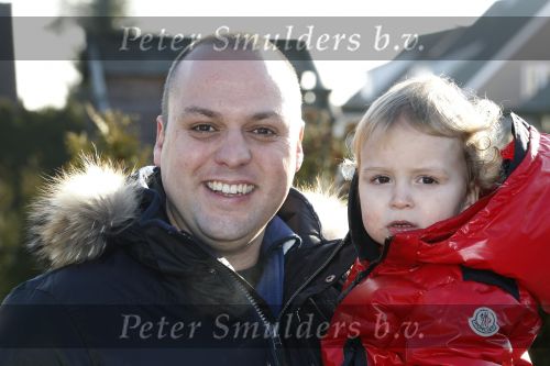 Fijnaart 5 januari 2010
Frans Mariska Christiaan Frans Jr Lucas en Jan Bauer bij hun huis. Frans heeft zijn haar laten inplanteren en is nu nog zo goed als kaal.
Peter Smulders bv