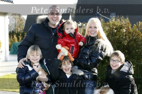 Fijnaart 5 januari 2010
Frans Mariska Christiaan Frans Jr Lucas en Jan Bauer bij hun huis. Frans heeft zijn haar laten inplanteren en is nu nog zo goed als kaal.
Peter Smulders bv