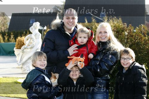 Fijnaart 5 januari 2010
Frans Mariska Christiaan Frans Jr Lucas en Jan Bauer bij hun huis. Frans heeft zijn haar laten inplanteren en is nu nog zo goed als kaal.
Peter Smulders bv