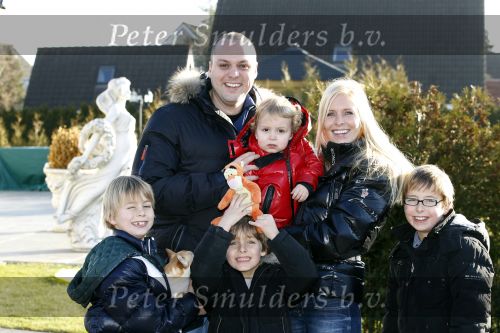 Fijnaart 5 januari 2010
Frans Mariska Christiaan Frans Jr Lucas en Jan Bauer bij hun huis. Frans heeft zijn haar laten inplanteren en is nu nog zo goed als kaal.
Peter Smulders bv