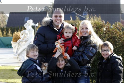 Fijnaart 5 januari 2010
Frans Mariska Christiaan Frans Jr Lucas en Jan Bauer bij hun huis. Frans heeft zijn haar laten inplanteren en is nu nog zo goed als kaal.
Peter Smulders bv