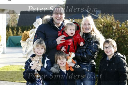 Fijnaart 5 januari 2010
Frans Mariska Christiaan Frans Jr Lucas en Jan Bauer bij hun huis. Frans heeft zijn haar laten inplanteren en is nu nog zo goed als kaal.
Peter Smulders bv