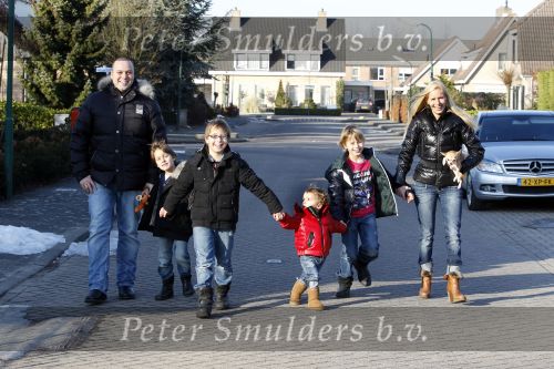 Fijnaart 5 januari 2010
Frans Mariska Christiaan Frans Jr Lucas en Jan Bauer bij hun huis. Frans heeft zijn haar laten inplanteren en is nu nog zo goed als kaal.
Peter Smulders bv