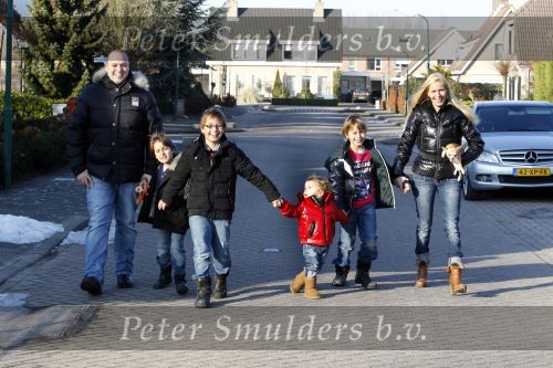 Fijnaart 5 januari 2010
Frans Mariska Christiaan Frans Jr Lucas en Jan Bauer bij hun huis. Frans heeft zijn haar laten inplanteren en is nu nog zo goed als kaal.
Peter Smulders bv