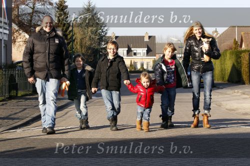 Fijnaart 5 januari 2010
Frans Mariska Christiaan Frans Jr Lucas en Jan Bauer bij hun huis. Frans heeft zijn haar laten inplanteren en is nu nog zo goed als kaal.
Peter Smulders bv