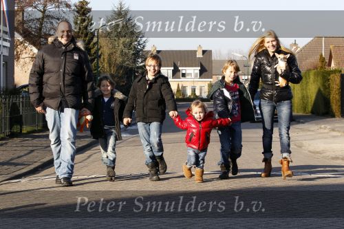 Fijnaart 5 januari 2010
Frans Mariska Christiaan Frans Jr Lucas en Jan Bauer bij hun huis. Frans heeft zijn haar laten inplanteren en is nu nog zo goed als kaal.
Peter Smulders bv