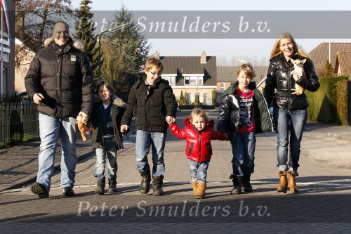 Fijnaart 5 januari 2010
Frans Mariska Christiaan Frans Jr Lucas en Jan Bauer bij hun huis. Frans heeft zijn haar laten inplanteren en is nu nog zo goed als kaal.
Peter Smulders bv