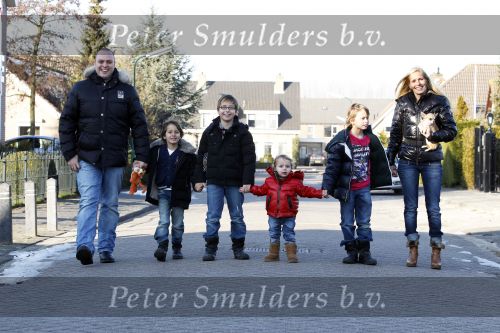 Fijnaart 5 januari 2010
Frans Mariska Christiaan Frans Jr Lucas en Jan Bauer bij hun huis. Frans heeft zijn haar laten inplanteren en is nu nog zo goed als kaal.
Peter Smulders bv