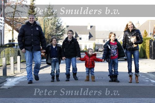 Fijnaart 5 januari 2010
Frans Mariska Christiaan Frans Jr Lucas en Jan Bauer bij hun huis. Frans heeft zijn haar laten inplanteren en is nu nog zo goed als kaal.
Peter Smulders bv
