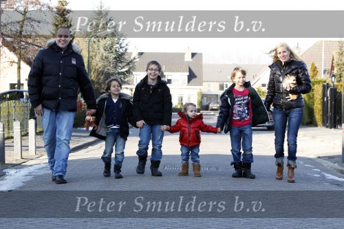 Fijnaart 5 januari 2010
Frans Mariska Christiaan Frans Jr Lucas en Jan Bauer bij hun huis. Frans heeft zijn haar laten inplanteren en is nu nog zo goed als kaal.
Peter Smulders bv