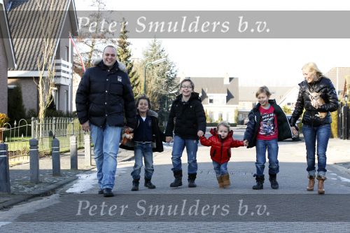 Fijnaart 5 januari 2010
Frans Mariska Christiaan Frans Jr Lucas en Jan Bauer bij hun huis. Frans heeft zijn haar laten inplanteren en is nu nog zo goed als kaal.
Peter Smulders bv