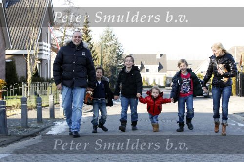 Fijnaart 5 januari 2010
Frans Mariska Christiaan Frans Jr Lucas en Jan Bauer bij hun huis. Frans heeft zijn haar laten inplanteren en is nu nog zo goed als kaal.
Peter Smulders bv