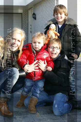 Fijnaart 5 januari 2010
Frans Mariska Christiaan Frans Jr Lucas en Jan Bauer bij hun huis. Frans heeft zijn haar laten inplanteren en is nu nog zo goed als kaal.
Peter Smulders bv