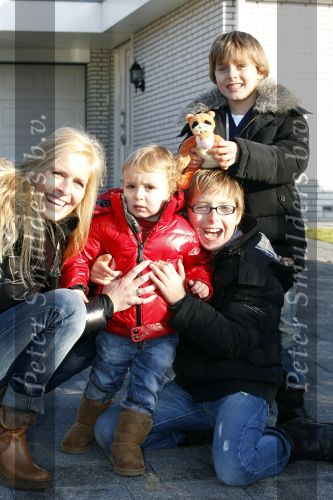 Fijnaart 5 januari 2010
Frans Mariska Christiaan Frans Jr Lucas en Jan Bauer bij hun huis. Frans heeft zijn haar laten inplanteren en is nu nog zo goed als kaal.
Peter Smulders bv