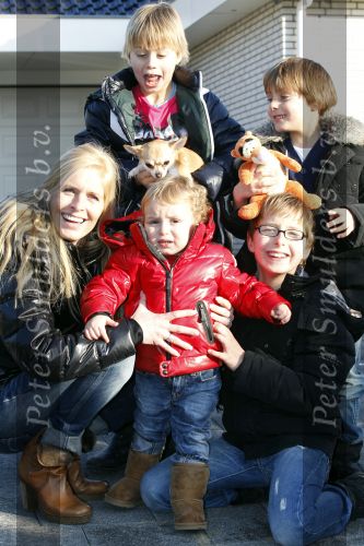 Fijnaart 5 januari 2010
Frans Mariska Christiaan Frans Jr Lucas en Jan Bauer bij hun huis. Frans heeft zijn haar laten inplanteren en is nu nog zo goed als kaal.
Peter Smulders bv