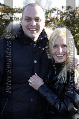 Fijnaart 5 januari 2010
Frans Mariska Christiaan Frans Jr Lucas en Jan Bauer bij hun huis. Frans heeft zijn haar laten inplanteren en is nu nog zo goed als kaal.
Peter Smulders bv
