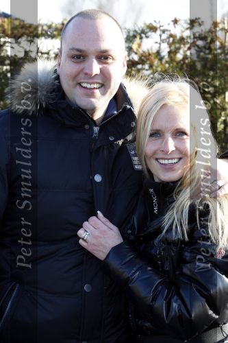 Fijnaart 5 januari 2010
Frans Mariska Christiaan Frans Jr Lucas en Jan Bauer bij hun huis. Frans heeft zijn haar laten inplanteren en is nu nog zo goed als kaal.
Peter Smulders bv