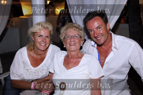 Curacao 1 januari 2011
Gerard Joling luidt 2011 in met een fles champagne en een concert op Mambo Beach. Gerard met zijn moeder en irene Moors
Peter Smulders bv