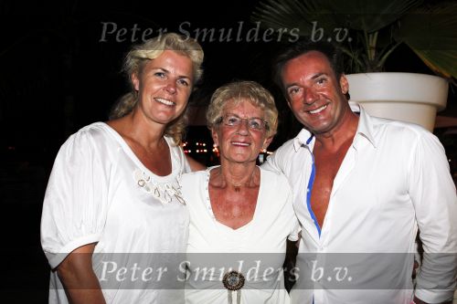 Curacao 1 januari 2011
Gerard Joling luidt 2011 in met een fles champagne en een concert op Mambo Beach. Gerard met zijn moeder en irene Moors
Peter Smulders bv