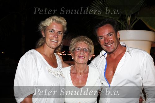 Curacao 1 januari 2011
Gerard Joling luidt 2011 in met een fles champagne en een concert op Mambo Beach. Gerard met zijn moeder en irene Moors
Peter Smulders bv