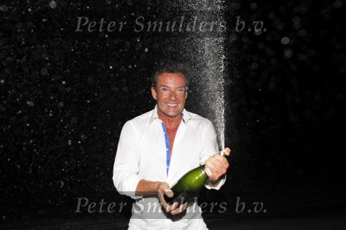 Curacao 1 januari 2011
Gerard Joling luidt 2011 in met een fles champagne en een concert op Mambo Beach.
Peter Smulders bv