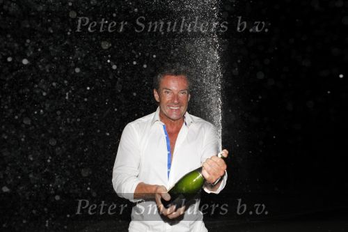 Curacao 1 januari 2011
Gerard Joling luidt 2011 in met een fles champagne en een concert op Mambo Beach.
Peter Smulders bv