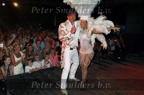 Curacao 1 januari 2011
Gerard Joling luidt 2011 in met een fles champagne en een concert op Mambo Beach.
Peter Smulders bv