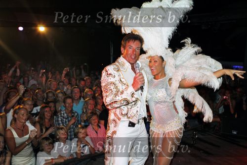 Curacao 1 januari 2011
Gerard Joling luidt 2011 in met een fles champagne en een concert op Mambo Beach.
Peter Smulders bv