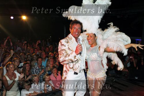 Curacao 1 januari 2011
Gerard Joling luidt 2011 in met een fles champagne en een concert op Mambo Beach.
Peter Smulders bv