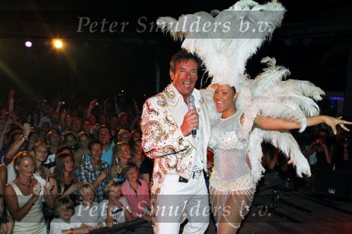 Curacao 1 januari 2011
Gerard Joling luidt 2011 in met een fles champagne en een concert op Mambo Beach.
Peter Smulders bv