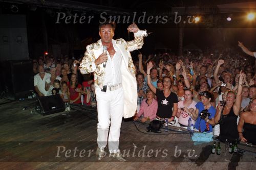 Curacao 1 januari 2011
Gerard Joling luidt 2011 in met een fles champagne en een concert op Mambo Beach.
Peter Smulders bv