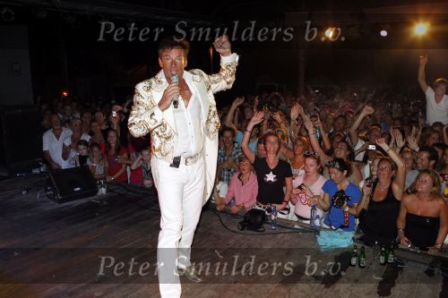 Curacao 1 januari 2011
Gerard Joling luidt 2011 in met een fles champagne en een concert op Mambo Beach.
Peter Smulders bv