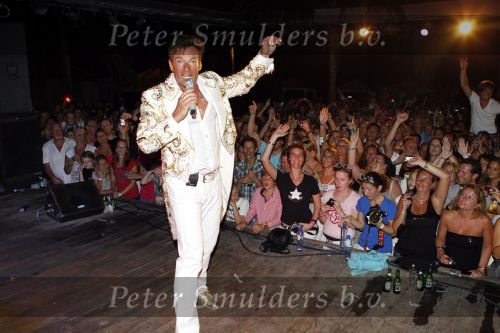 Curacao 1 januari 2011
Gerard Joling luidt 2011 in met een fles champagne en een concert op Mambo Beach.
Peter Smulders bv