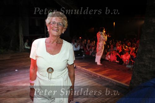 Curacao 1 januari 2011
Gerard Joling luidt 2011 in met een fles champagne en een concert op Mambo Beach. Moeder Gerard Joling
Peter Smulders bv