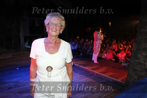 Curacao 1 januari 2011
Gerard Joling luidt 2011 in met een fles champagne en een concert op Mambo Beach. Moeder Gerard Joling
Peter Smulders bv