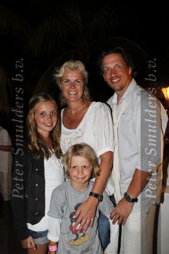 Curacao 1 januari 2010
Irene Moors met man Barry en kinderen op Curacao bij Mambo Beach.
Peter Smulders bv