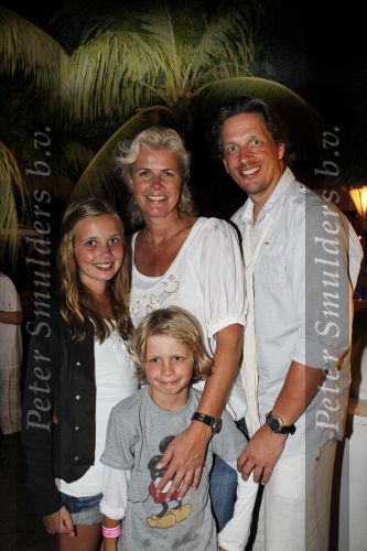 Curacao 1 januari 2010
Irene Moors met man Barry en kinderen op Curacao bij Mambo Beach.
Peter Smulders bv