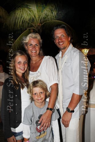 Curacao 1 januari 2010
Irene Moors met man Barry en kinderen op Curacao bij Mambo Beach.
Peter Smulders bv