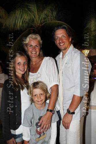 Curacao 1 januari 2010
Irene Moors met man Barry en kinderen op Curacao bij Mambo Beach.
Peter Smulders bv