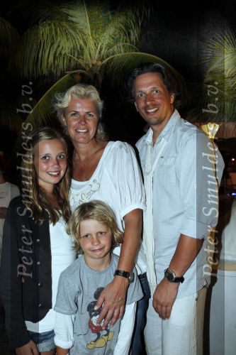Curacao 1 januari 2010
Irene Moors met man Barry en kinderen op Curacao bij Mambo Beach.
Peter Smulders bv