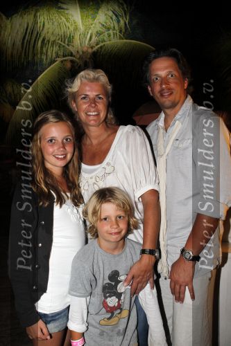 Curacao 1 januari 2010
Irene Moors met man Barry en kinderen op Curacao bij Mambo Beach.
Peter Smulders bv