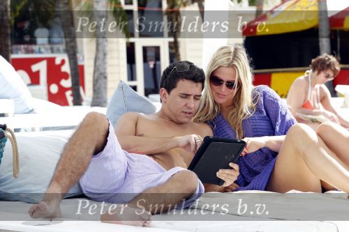 Curacao 30 december 2010
Jan Smit en Lisa relaxen op Curacao nadat Jan een optreden heeft gehad op Mambo Beach. 
Peter Smulders bv